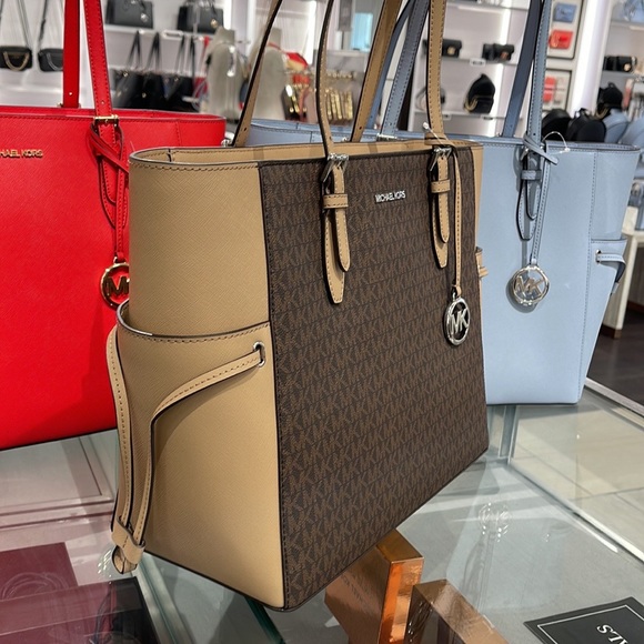 MICHAEL KORS GILLY LARGE DRAWSTRING TRAVEL TOTE SIGNATURE Camel
NWT

NWT - Picture 13 of 16